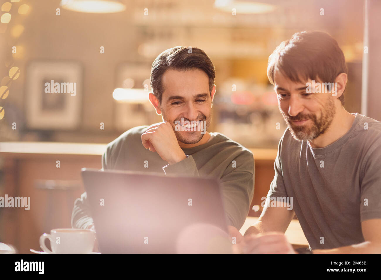 Freunde der Männer mit Laptop und trinken Kaffee im café Stockfoto
