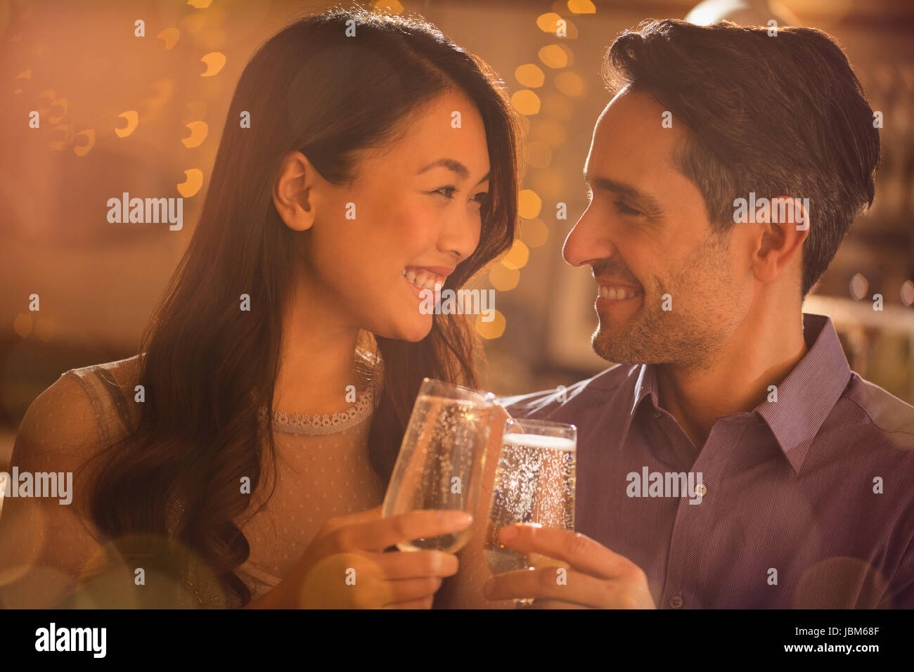 Paar, toasten, Champagne-Flöten Stockfoto