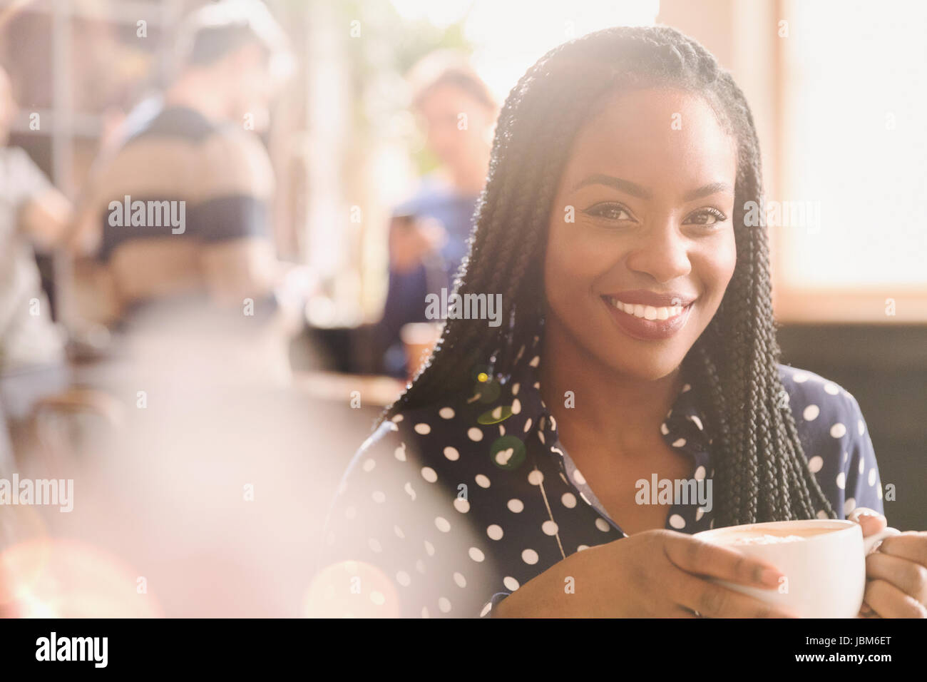 Porträt lächelnde afrikanische Frau trinken Cappuccino im café Stockfoto