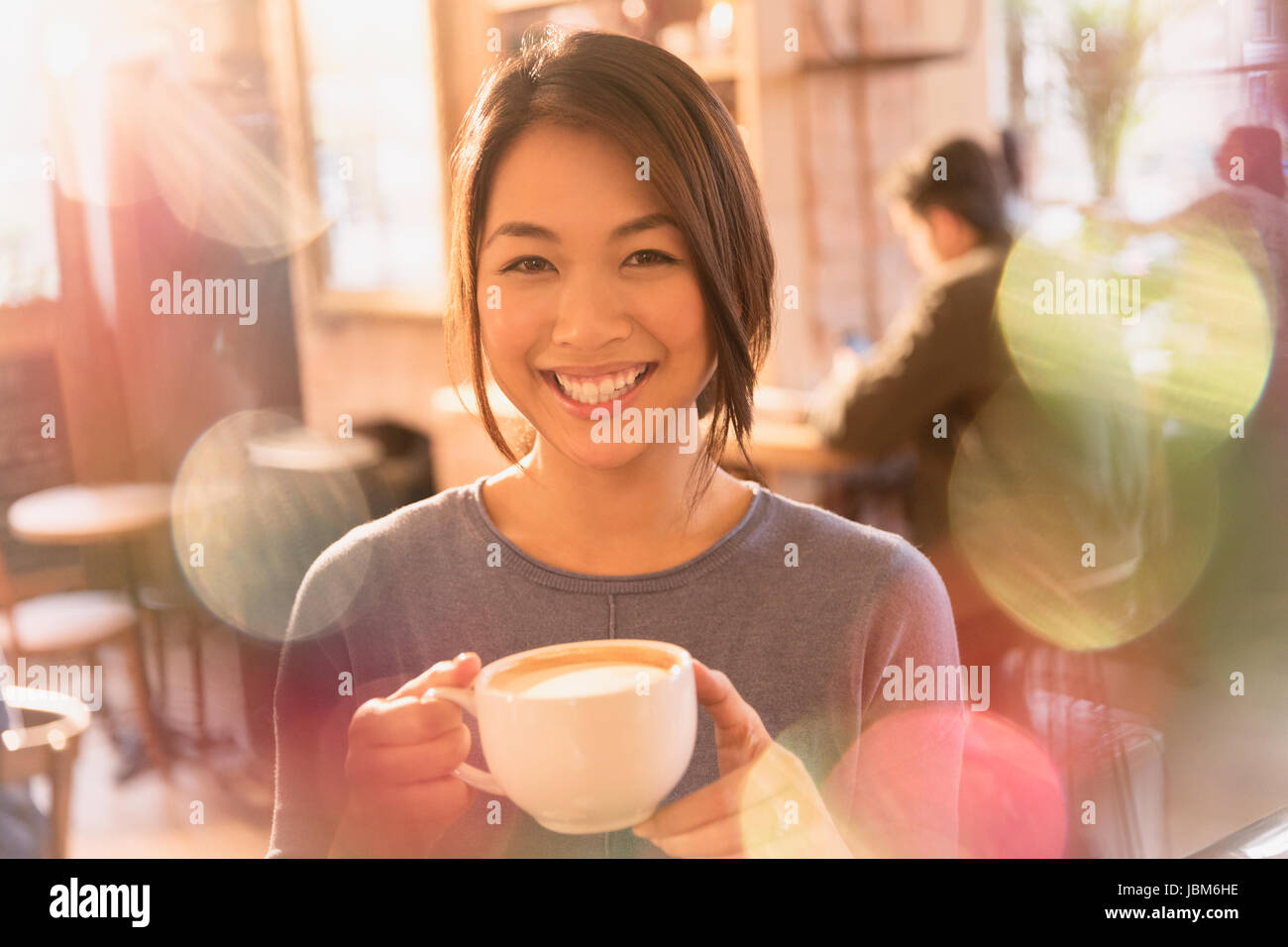 Porträt lächelnde Frau trinken Cappuccino im café Stockfoto