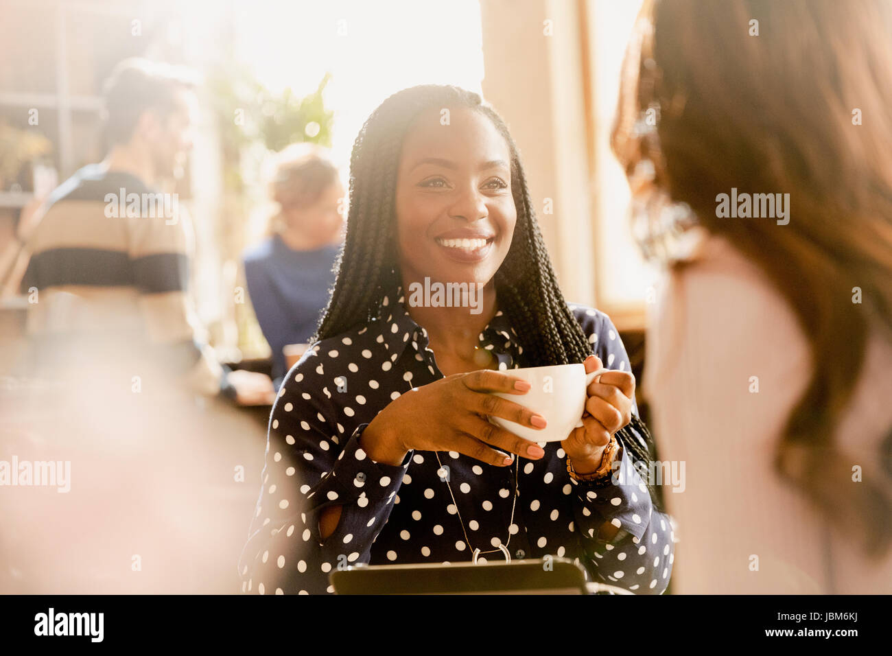 Lächelnden Freundinnen Kaffee trinken und reden im café Stockfoto