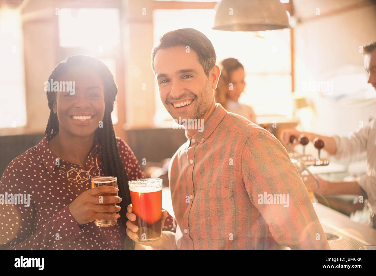 Porträt, lächelndes paar Bier trinken in der Bar Stockfoto