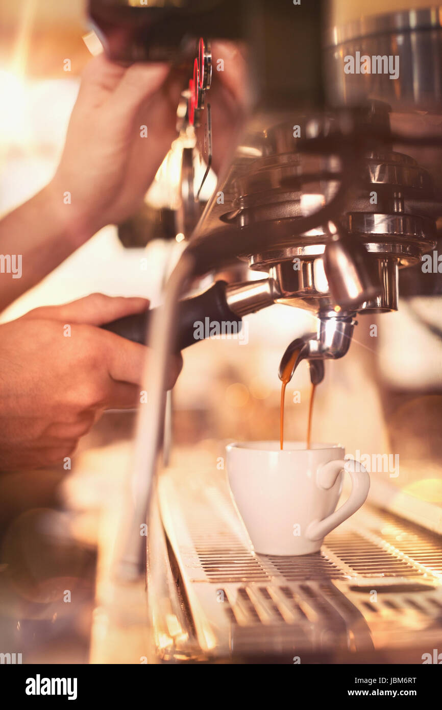Barista Café Espresso-Maschine bei hautnah Stockfoto