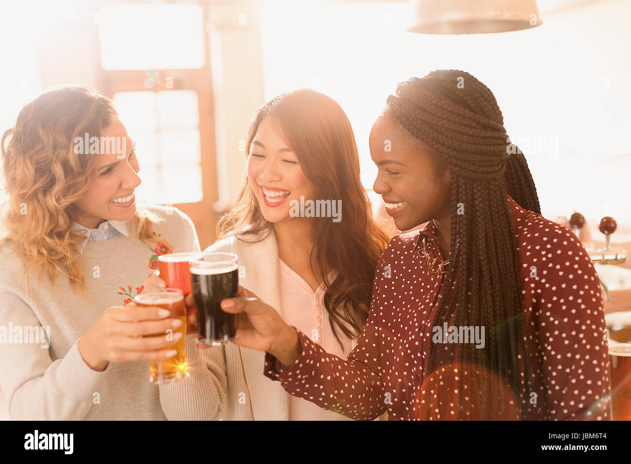 Frauen Freunde Biergläser Toasten in der Bar Stockfoto
