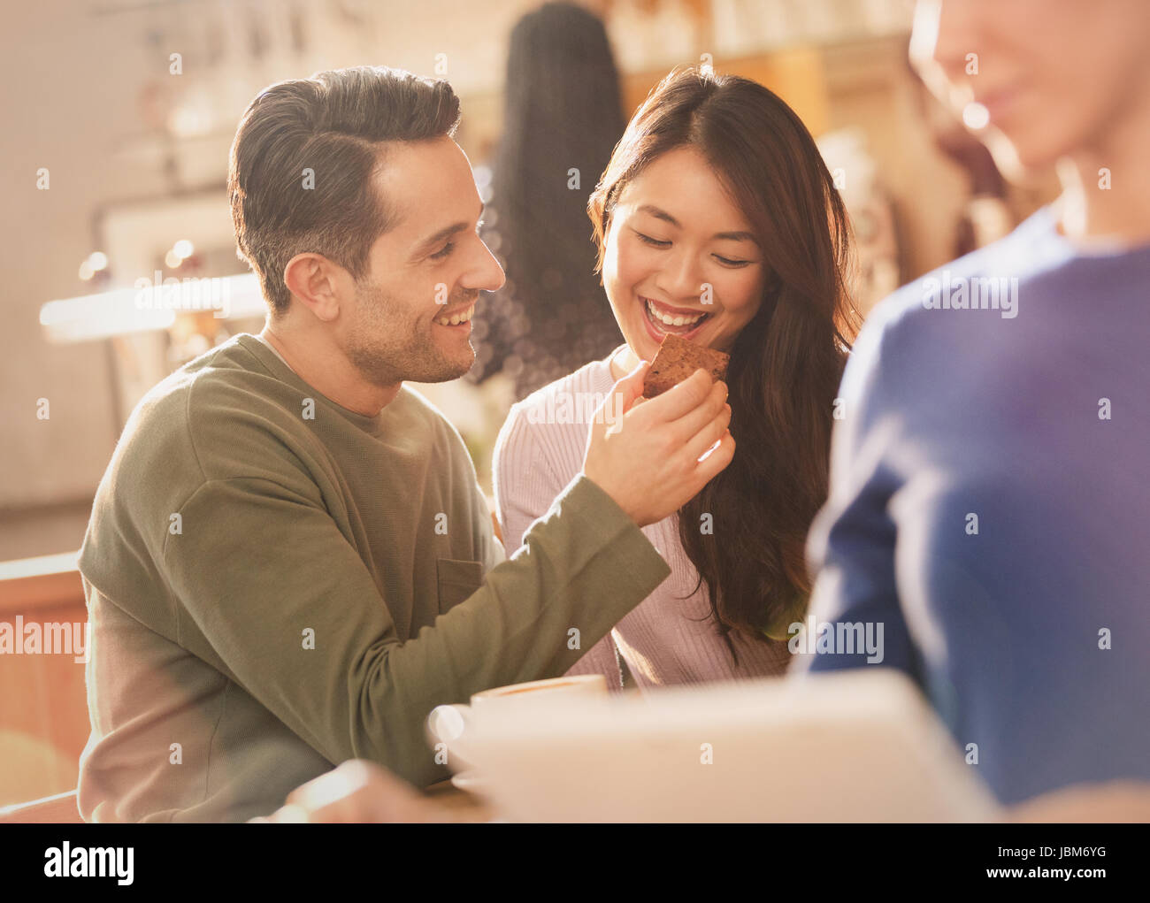 Freund Fütterung Brownie Freundin im café Stockfoto