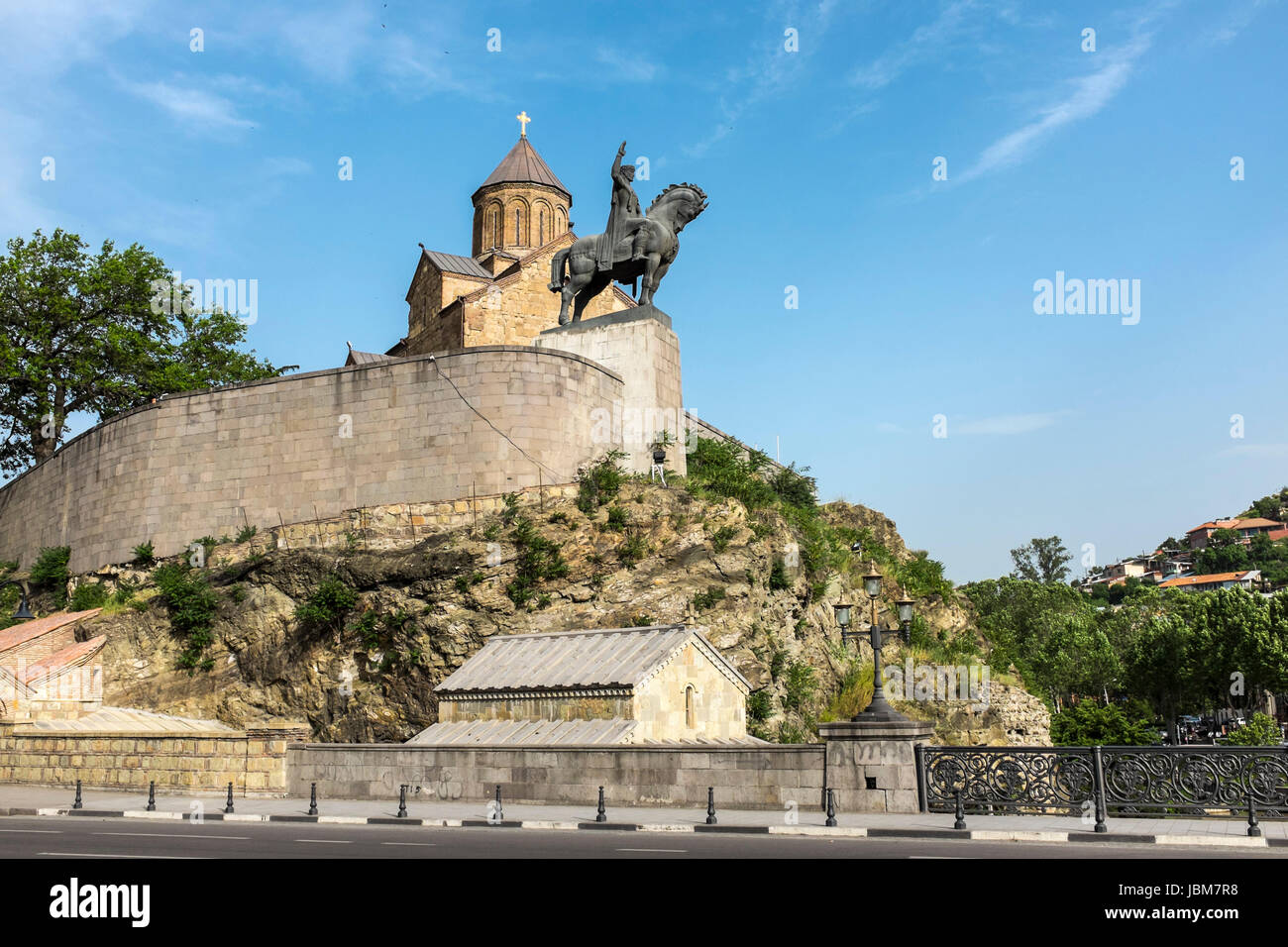 Metekhi Tempel mit dem Denkmal georgischen König Vakhtang Gorgasali auf seinem Pferd, Tbilisi, Georgia, Ost-Europa. Stockfoto