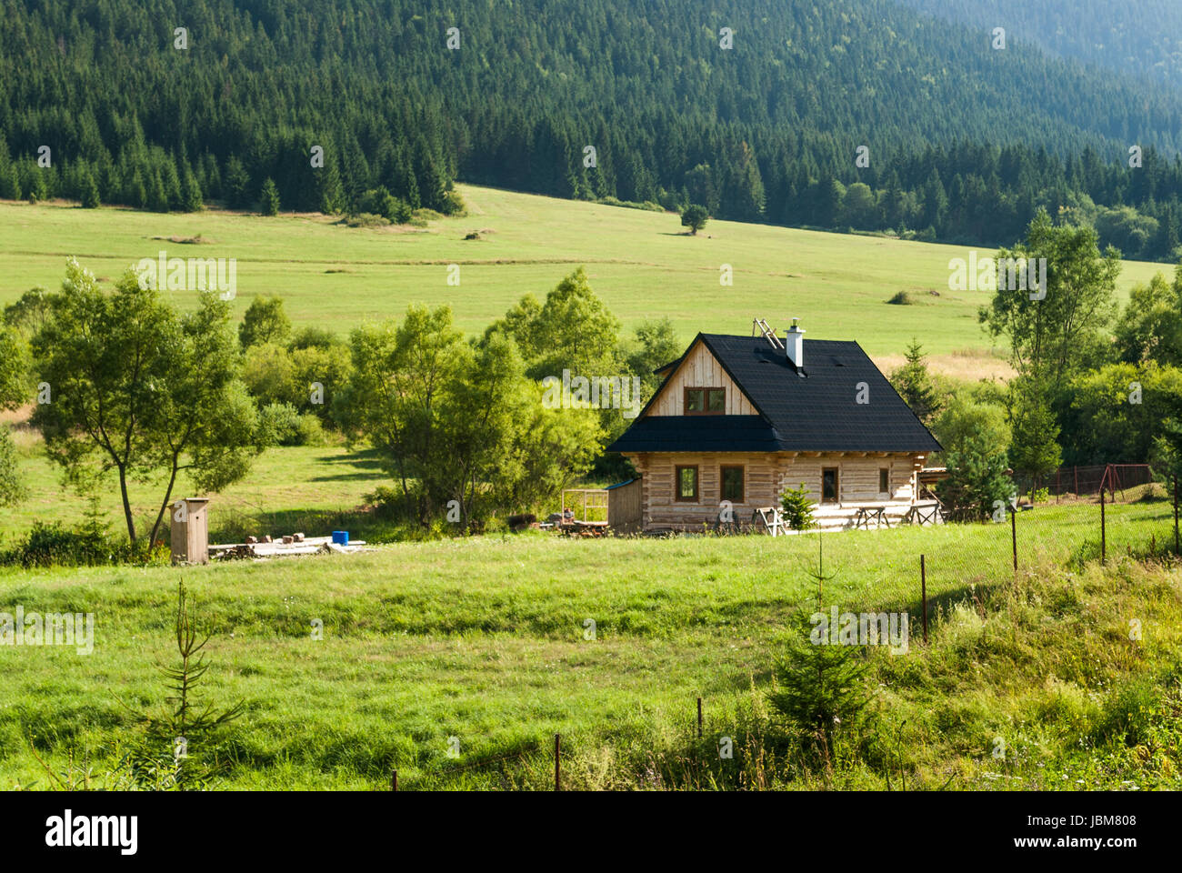 Siedlung mit Bäumen im Tal unter dem Berg in der Slowakei Stockfoto