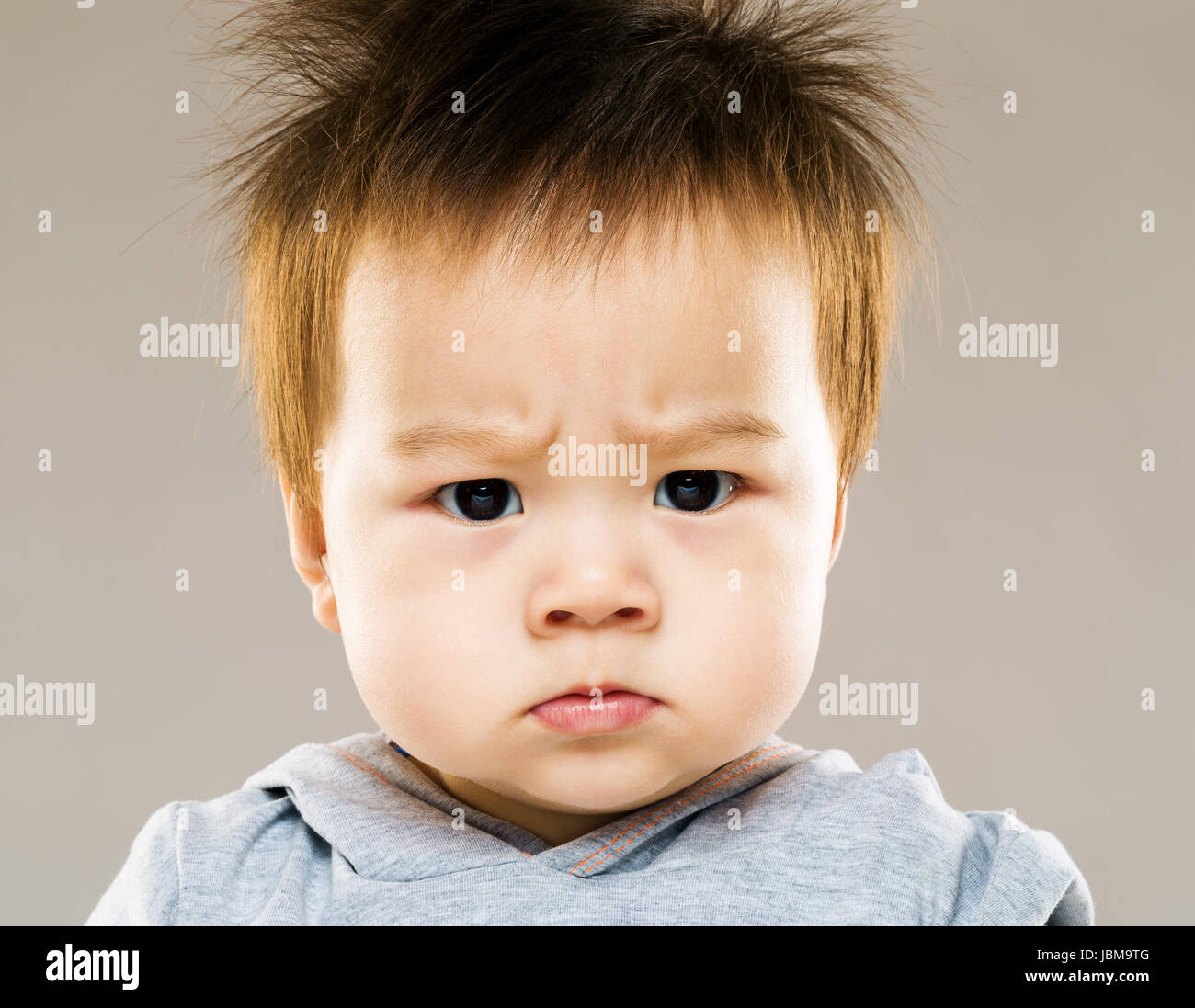 Ernsthafte Asien Baby Boy Augenbrauen die Stirn runzeln Stockfotografie -  Alamy