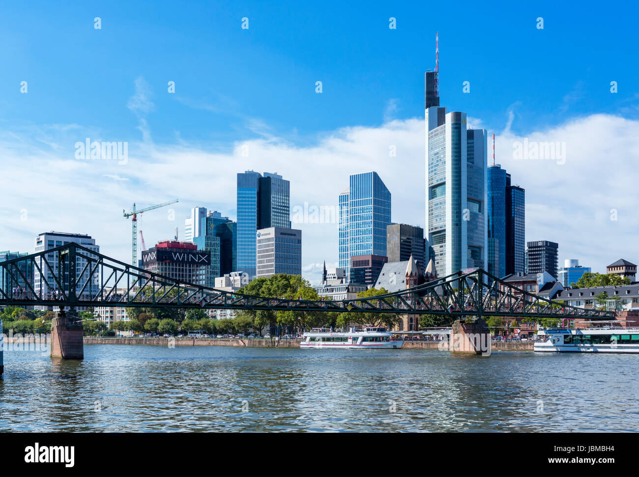 Blick Richtung Eiserner Steg und Finanzviertel von den Ufern des Mains, Frankfurt am Main, Hessen, Deutschland Stockfoto
