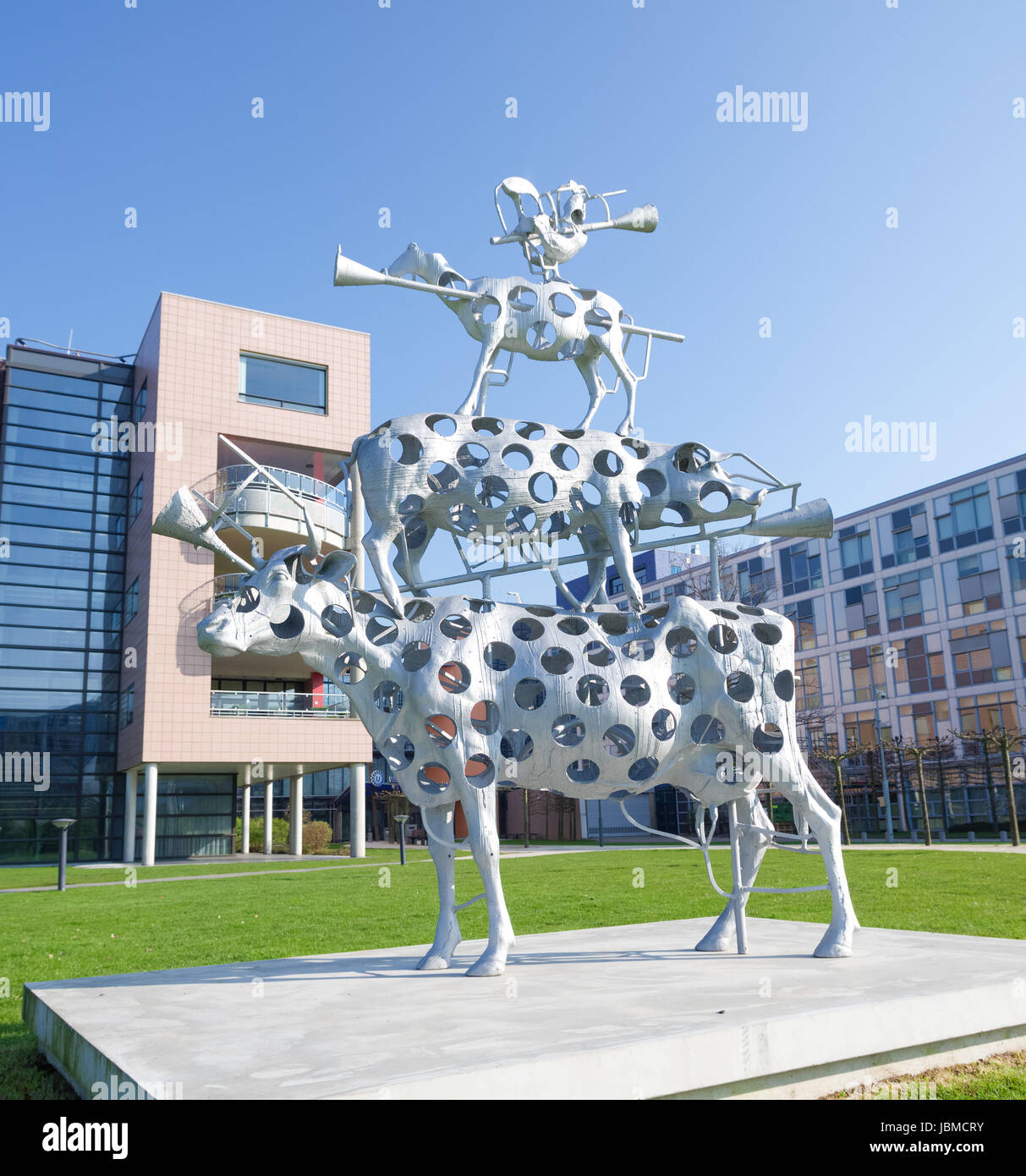 Skulptur vor der Wilhelmina Kinderklinik in Utrecht, Niederlande. Vom Künstler Guido Beelen gemacht, die Skulptur gab es ursprünglich von einer Kuh und Schwein. Stockfoto