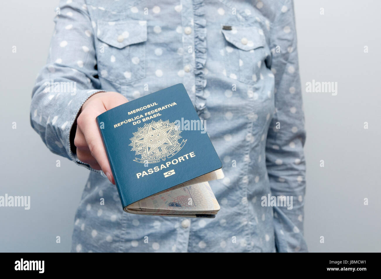 Ein Reisepass ist ein amtliches Dokument, das die Identität und