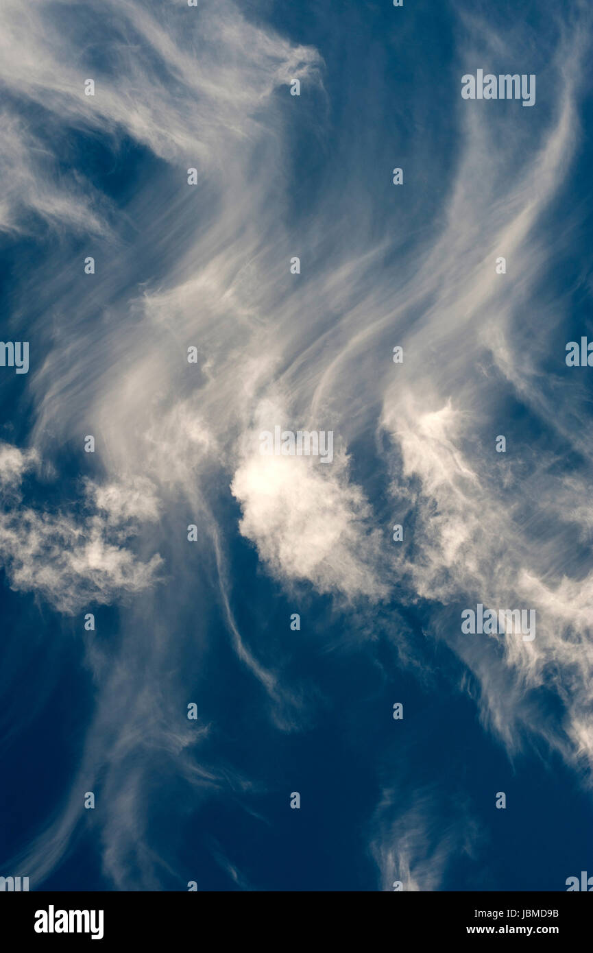 Cirruswolken Cirrus Fibratus fair Wetter mit Cirrus-Himmel, Stockfoto