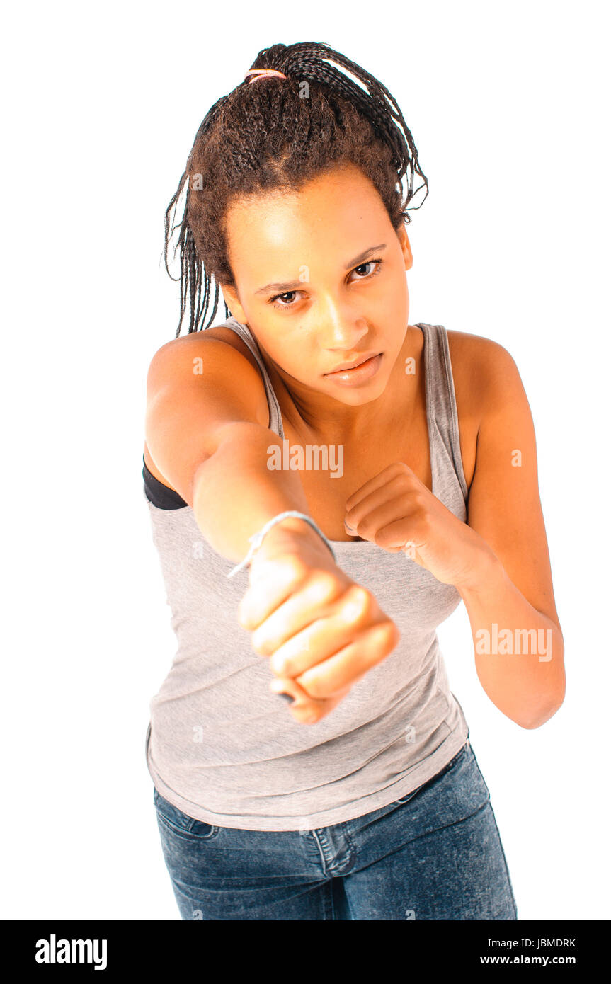 Afrikanische Mädchen steigt aus, um einen Beat und schaut grimmig in die Kamera, isoliert auf weißem Hintergrund. Stockfoto
