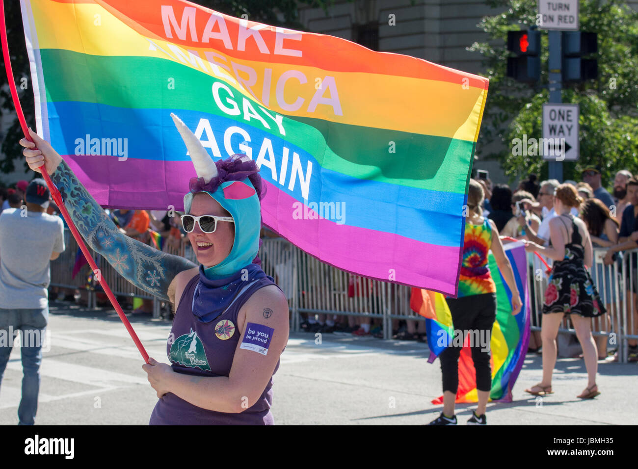 Regenbogenfahne trägt den Slogan machen Amerika Gay Again, bei dem 20107 DC-Pride-Parade. Stockfoto