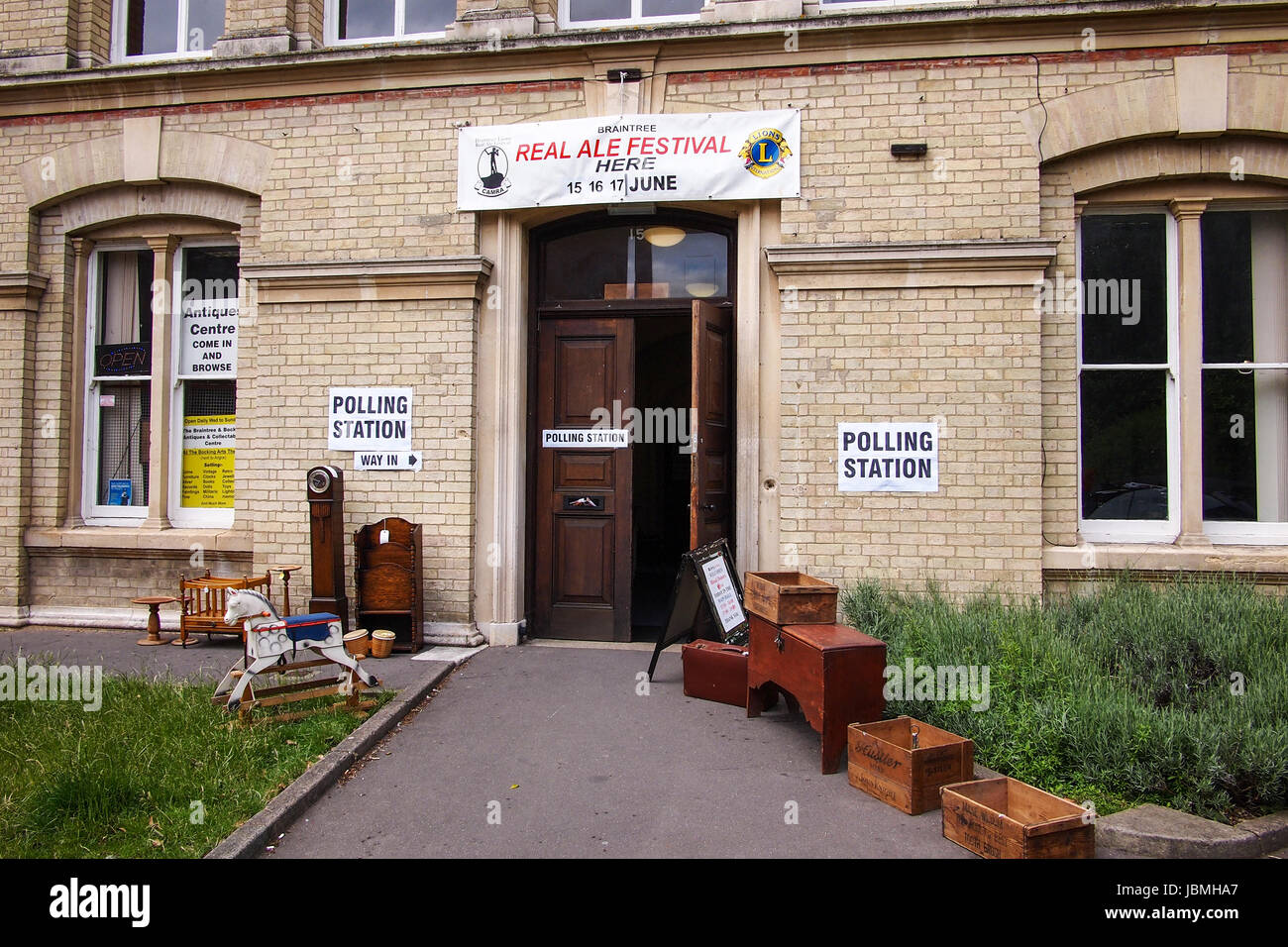 Polling Station Bocking Ende für britische allgemeine Wahl, Beschilderung zeigt. Detail des Einganges mit antiken Nippes Stockfoto