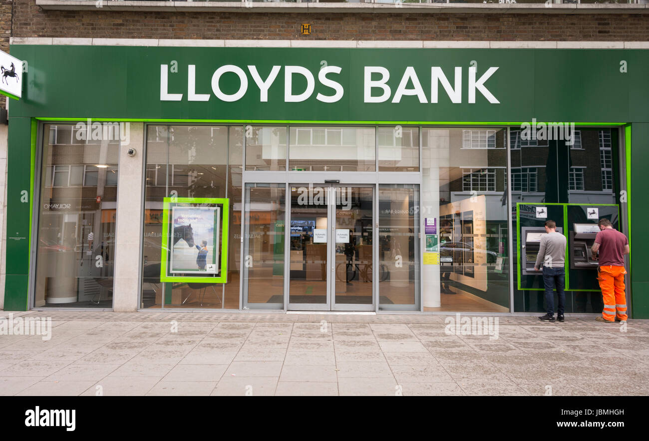 Das äußere einer Lloyds Bank-Filiale auf Tottenham Court Road, London, England, UK Stockfoto