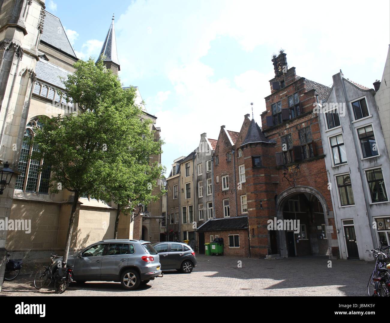 Alten Giebelhäusern befindet sich am zentralen Stevenskerkhof, Nijmegen in den Niederlanden neben Grote oder Sint Stevenskerk (St.-Stephans Kirche). Stockfoto