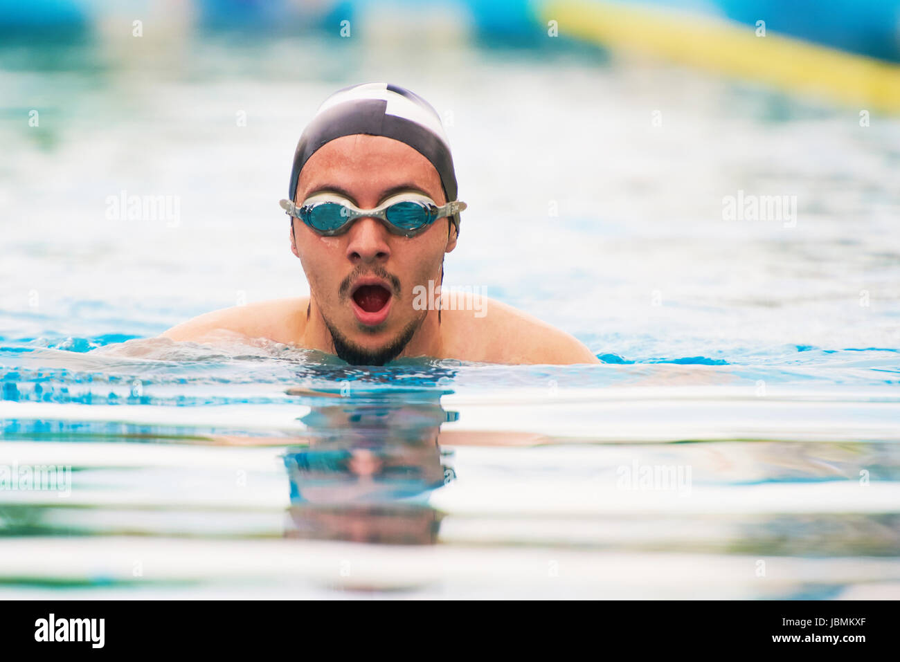 Sport Mann im Pool schwimmen. Porträt des jungen Mannes in Schwimmbrillen Stockfoto