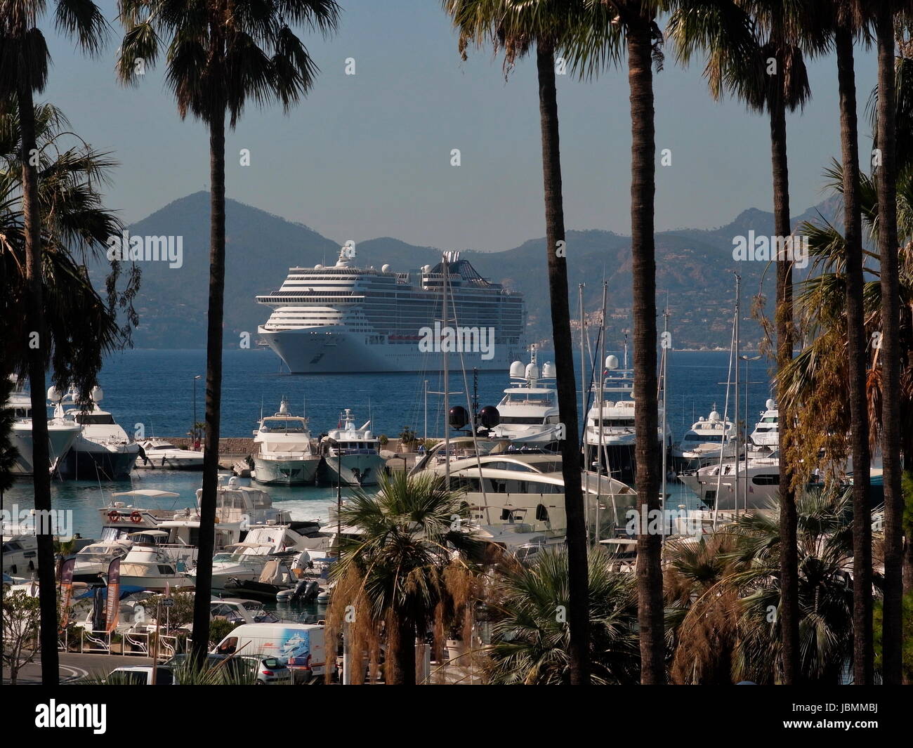 AJAXNETPHOTO. 2016. CANNES, FRANKREICH. -COTE D ' AZUR RESORT - WEST BLICK ÜBER DIE BUCHT VON CANNES MIT SUPER-YACHTEN UND CRUISER VERTÄUT IM HAFEN PIERRE CANTO MARINA (VORDERGRUND), DIE CRUISE LINER MSC FANTASIA IN DER BUCHT VERANKERT. FOTO: JONATHAN EASTLAND/AJAX REF: GX160710 6351 Stockfoto