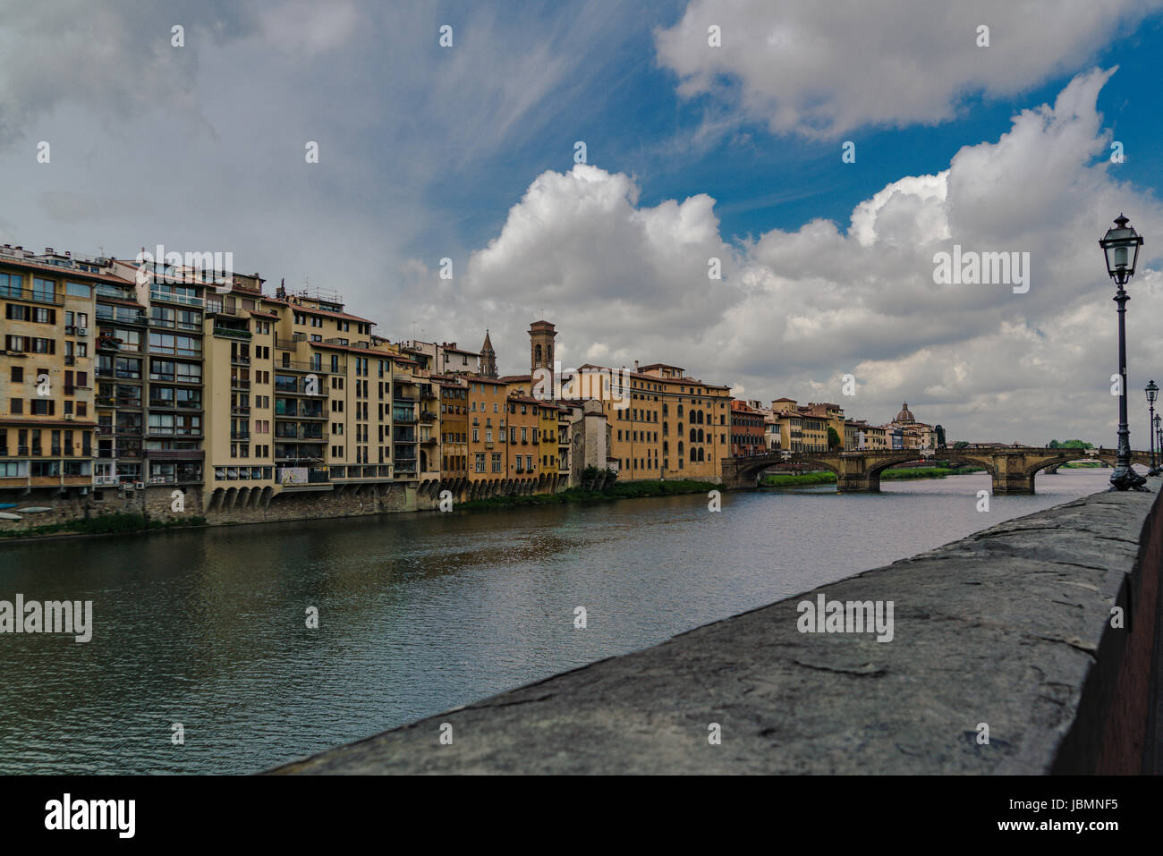 Horizontale Komposition des Flusses Arno in Florenz mit dramatische Wolken. Stockfoto