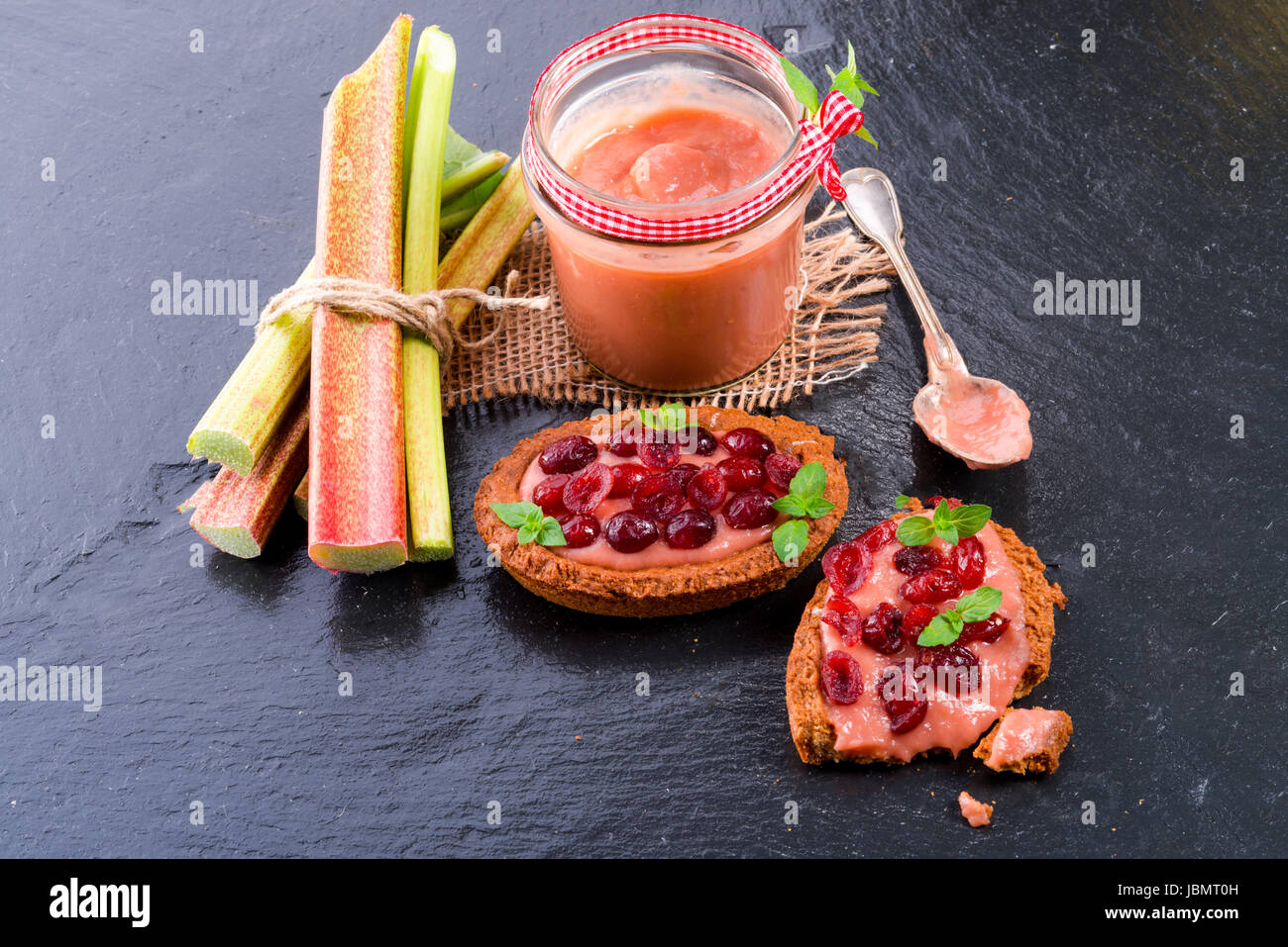 Rhabarber-Tartelette mit cranberry Stockfoto