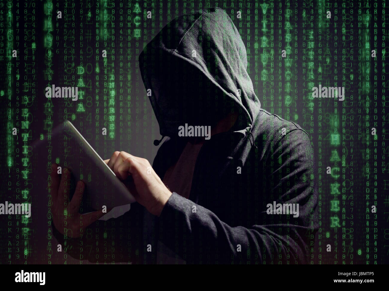 Computer-Hacker mit digital-Tablette stehlen Datenkonzept für Netzwerksicherheit oder ransomware Stockfoto