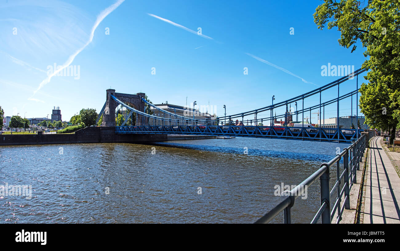 Wroclaw berühmtesten Gebäude - Grunwaldzki Brücke auf Oder und Urzad wojewodski im Hintergrund Stockfoto