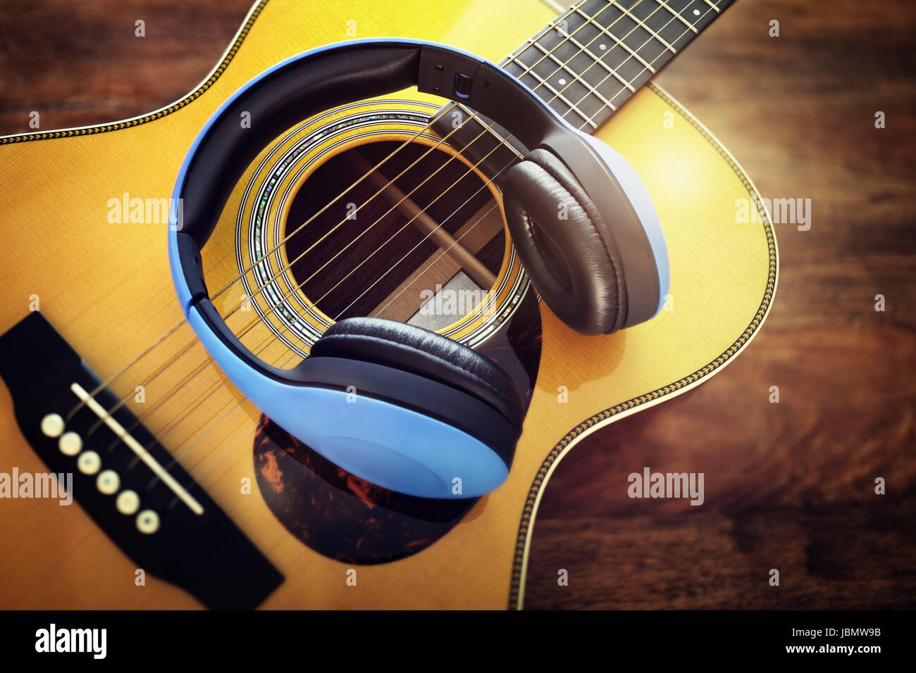 Gitarre und Kopfhörer Konzept zum Musik hören oder Aufnahme Studio-equipment Stockfoto