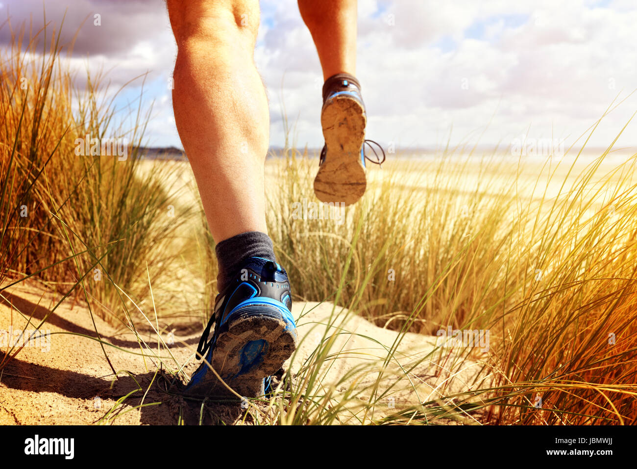 Fitness-Mann läuft auf dem Strand-Konzept für Sport, Fitness und gesunde Lebensweise Stockfoto