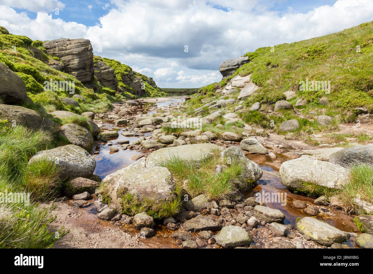 Ein fast trockenen Fluss Kinder im Sommer an Kinder Toren auf Kinder Scout, Peak District National Park, Derbyshire, England, UK Stockfoto