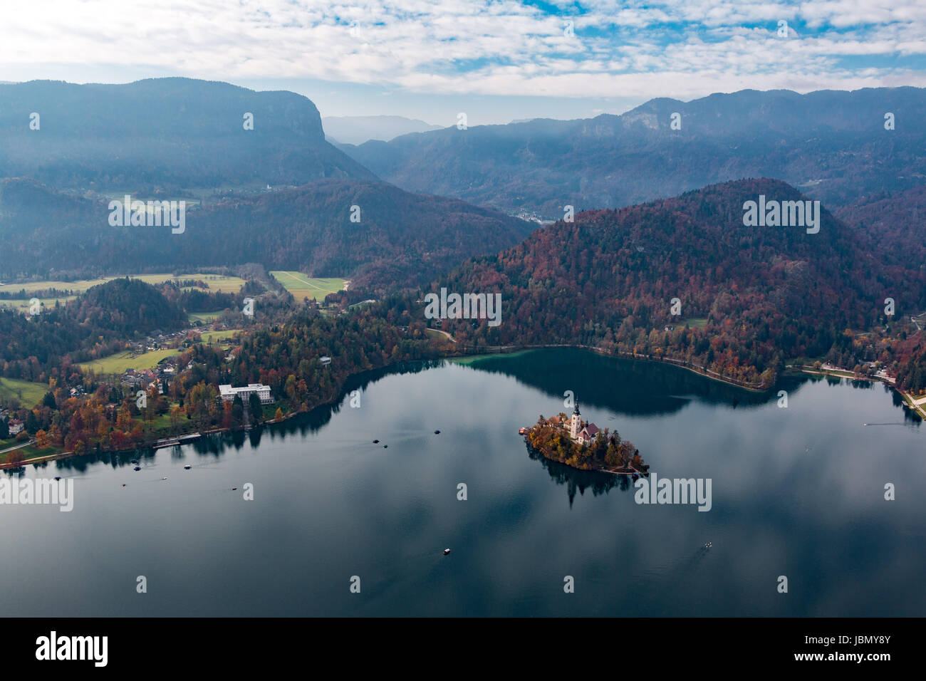 Einen Blick aus der Vogelperspektive auf den Bleder See im Herbst Stockfoto