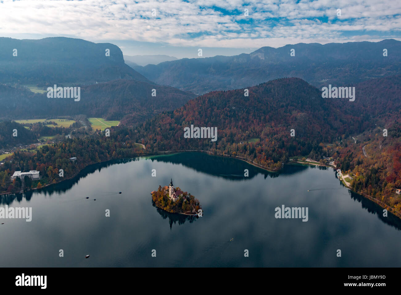 Einen Blick aus der Vogelperspektive auf den Bleder See im Herbst Stockfoto