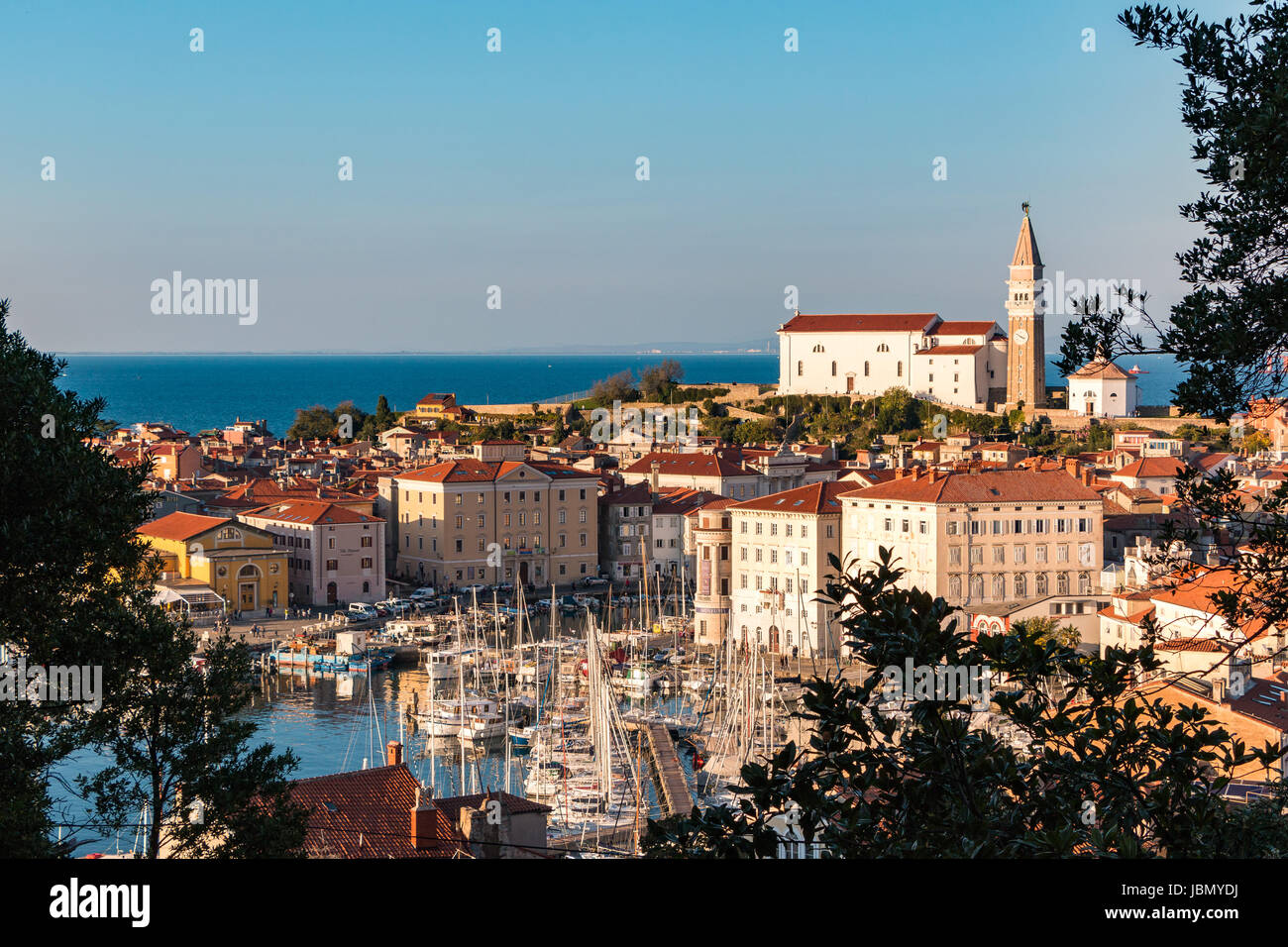 Ein Blick auf den Hafen und die Stadt Piran, Slowenien Stockfoto