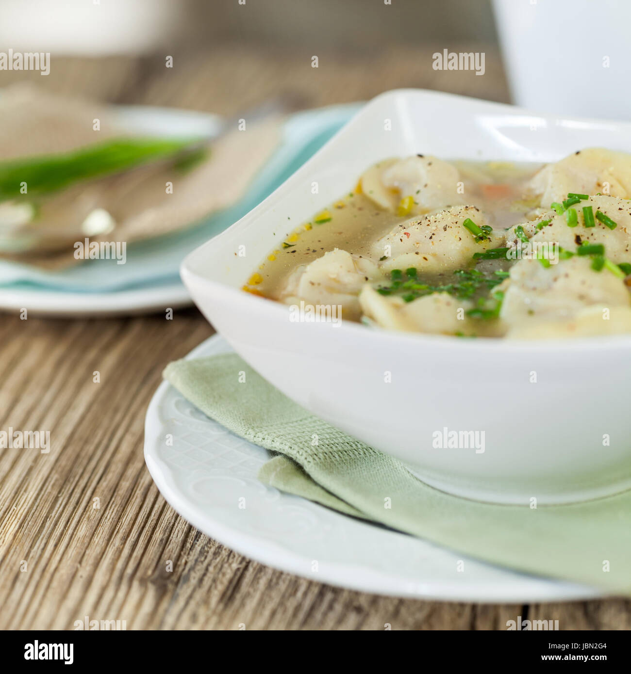Schale Mit Russischen Pelmeni Italienischen Tortellini Mit Brühe Und Petersilie Nahaufnahme Auf Einem Holztisch Stockfoto
