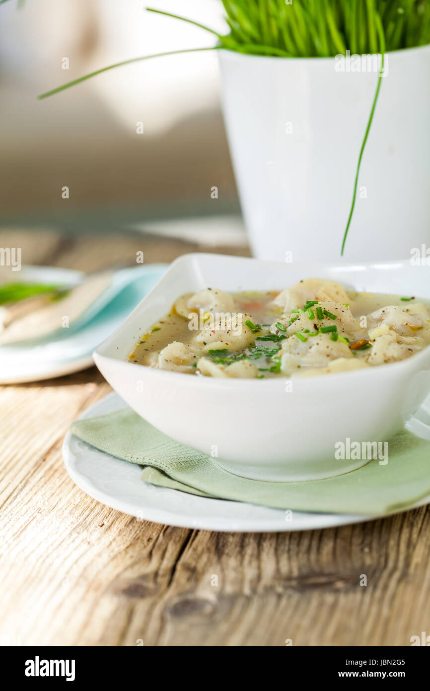 Schale Mit Russischen Pelmeni Italienischen Tortellini Mit Brühe Und Petersilie Nahaufnahme Auf Einem Holztisch Stockfoto
