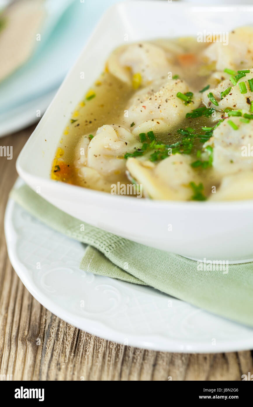 Schale Mit Russischen Pelmeni Italienischen Tortellini Mit Brühe Und Petersilie Nahaufnahme Auf Einem Holztisch Stockfoto