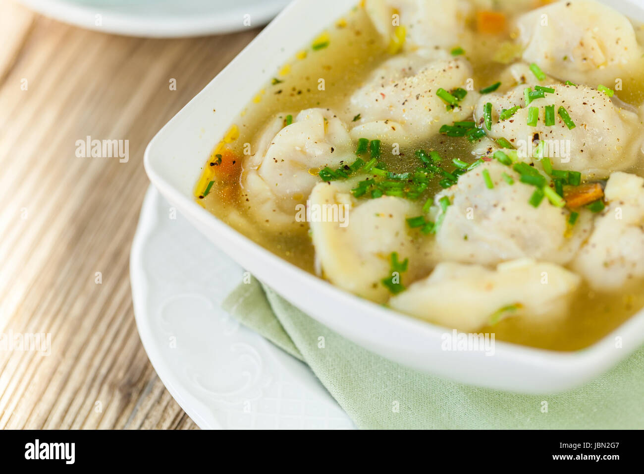Schale Mit Russischen Pelmeni Italienischen Tortellini Mit Brühe Und Petersilie Nahaufnahme Auf Einem Holztisch Stockfoto