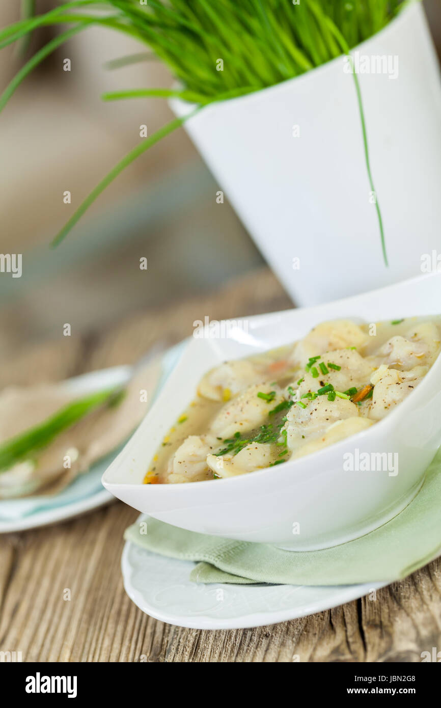 Schale Mit Russischen Pelmeni Italienischen Tortellini Mit Brühe Und Petersilie Nahaufnahme Auf Einem Holztisch Stockfoto