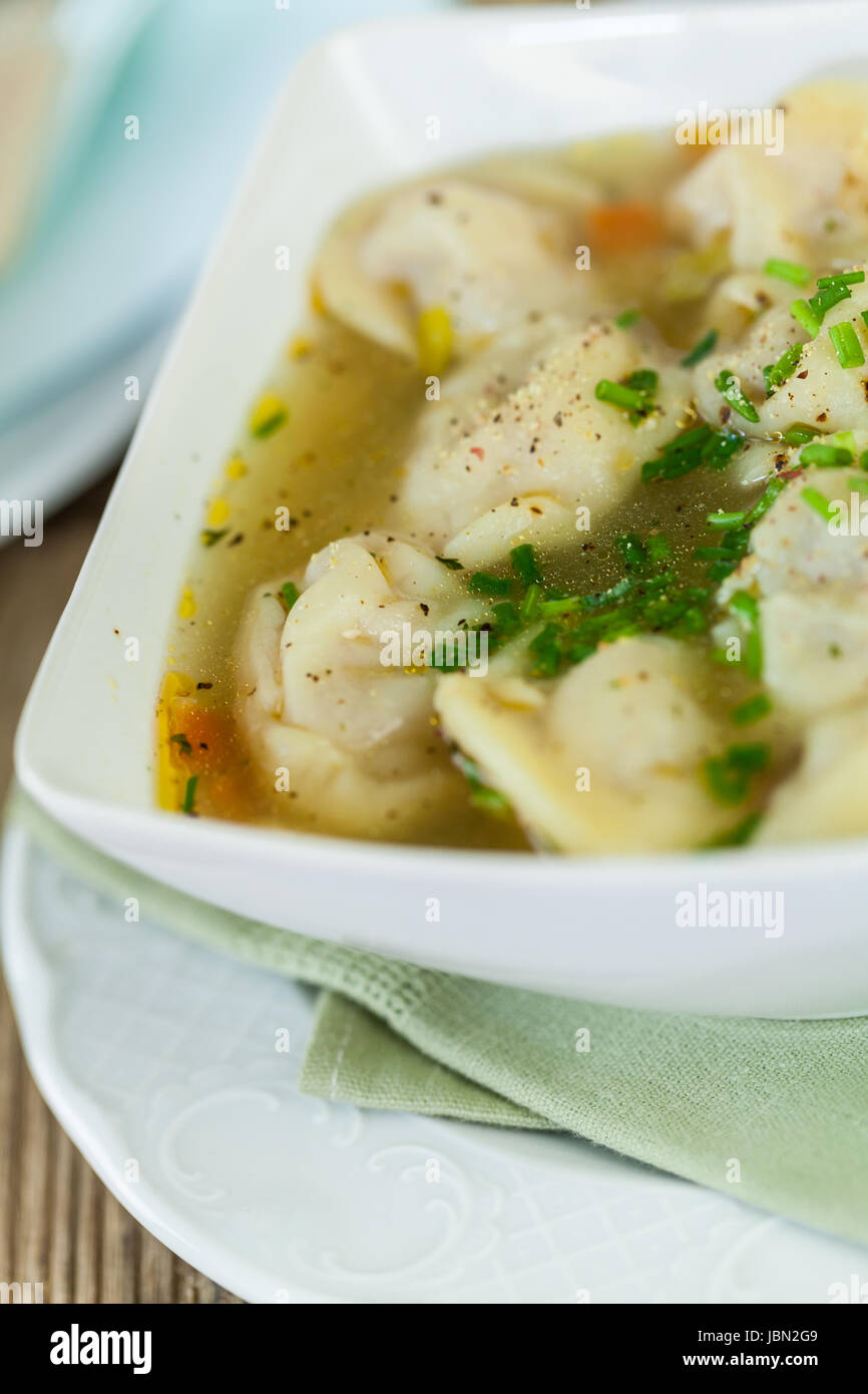 Schale Mit Russischen Pelmeni Italienischen Tortellini Mit Brühe Und Petersilie Nahaufnahme Auf Einem Holztisch Stockfoto