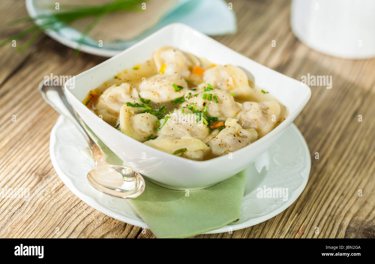 Schale Mit Russischen Pelmeni Italienischen Tortellini Mit Brühe Und Petersilie Nahaufnahme Auf Einem Holztisch Stockfoto