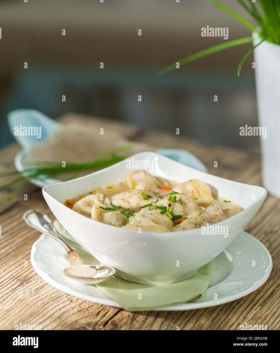 Schale Mit Russischen Pelmeni Italienischen Tortellini Mit Brühe Und Petersilie Nahaufnahme Auf Einem Holztisch Stockfoto