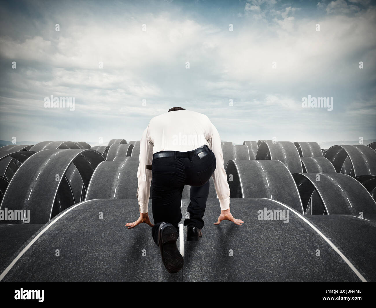 Geschäftsmann auf komplizierte Straßen startbereit Stockfoto
