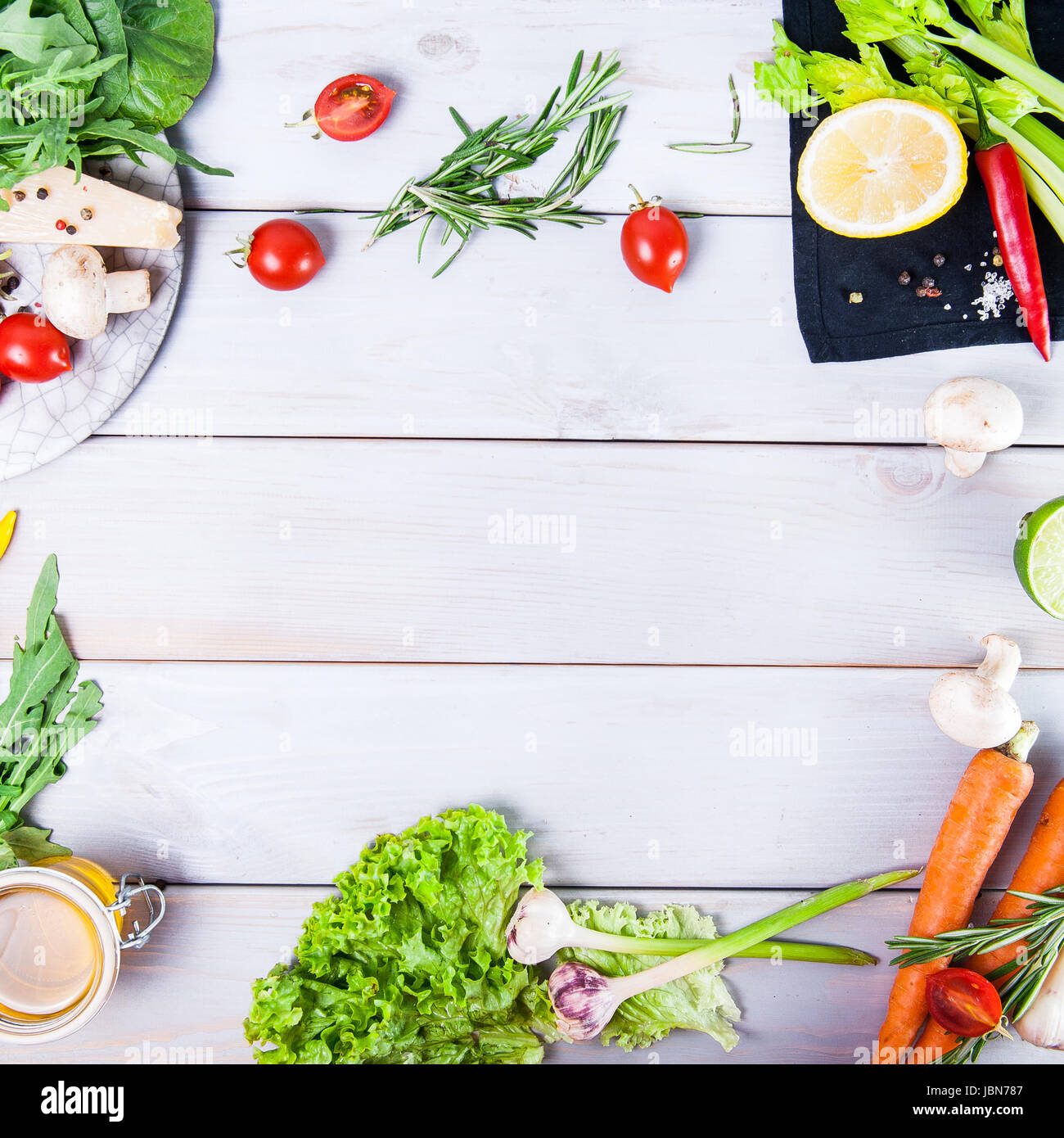 Gesunde Ernährung-Hintergrund. Verschiedene Gemüse auf weißer Holztisch. Picknick-Konzept: Raum für Text. Tiefenschärfe, Flatlay. Stockfoto