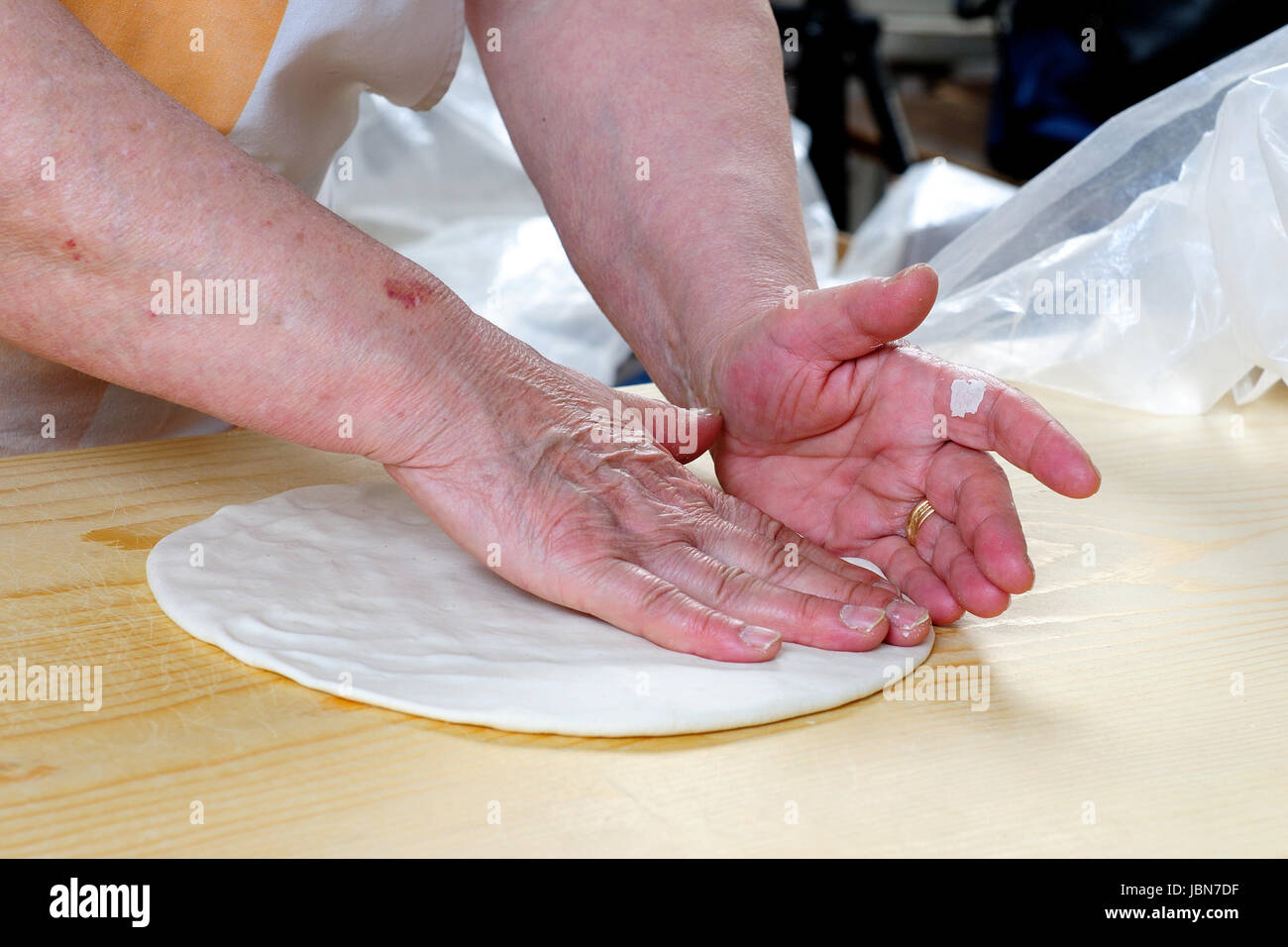 Die Carasau ist ein typisch sardisches Brot, Verbreitung auf der ganzen Insel ist bekannt als die italienische Musik des Papiers. Stockfoto