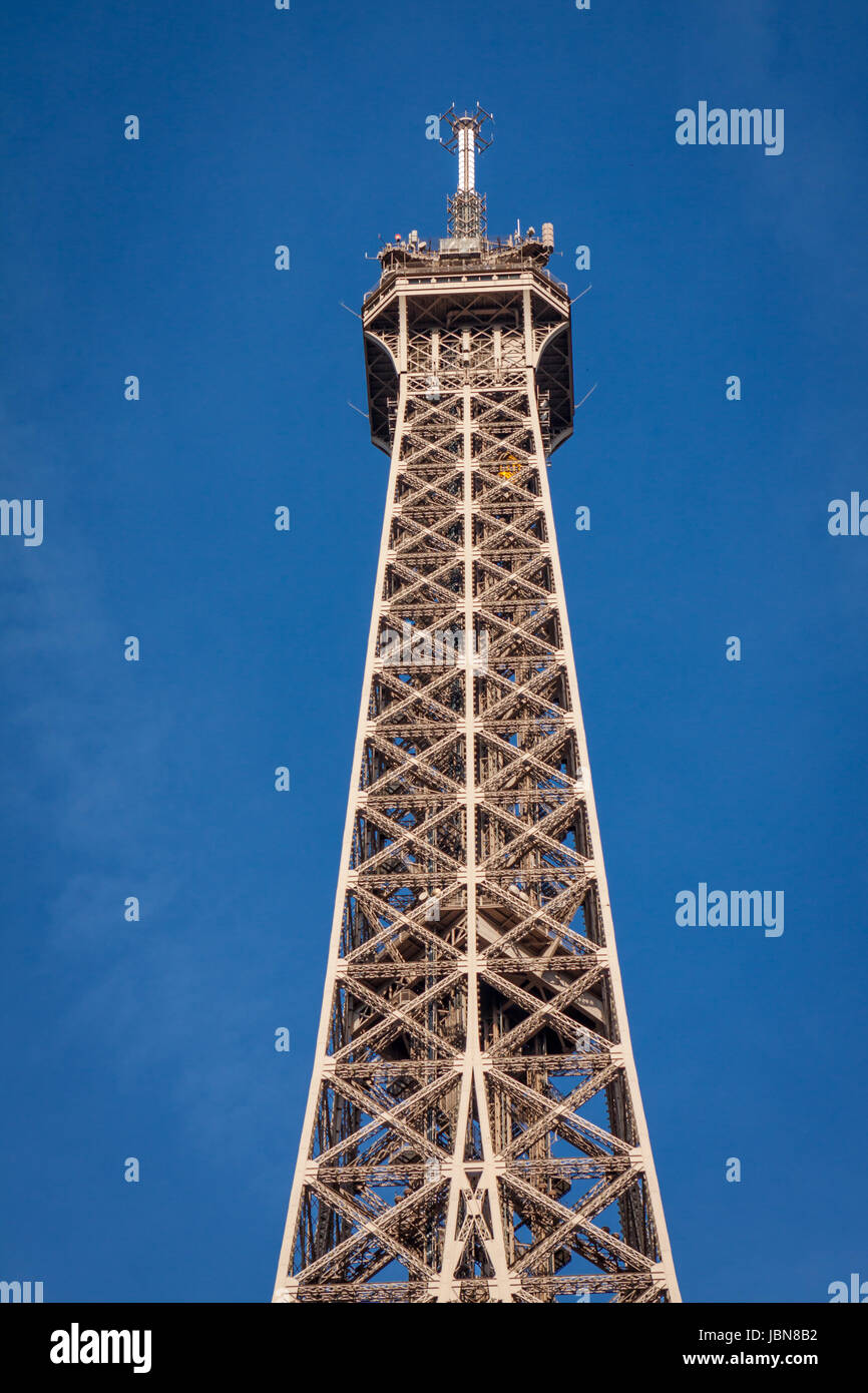 Eiffelturm in Paris Wahrzeichen Vor Blauem Himmel Im Frühling Architektur aussicht Stockfoto