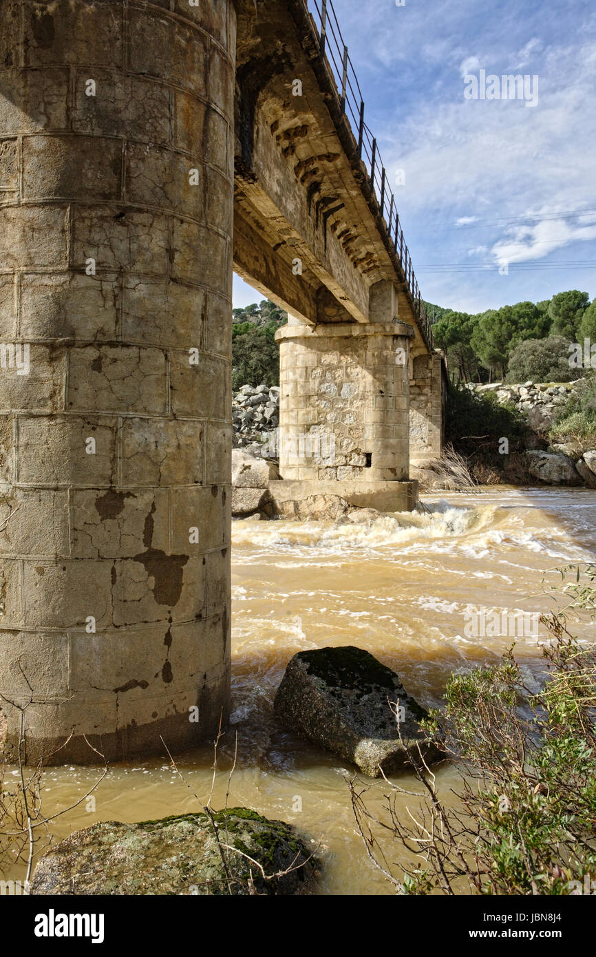 Brücke über den Fluss Yeguas in der Nähe der zentralen Wasserkraft Reservoir von Encinarejo, in der Nähe von Andujar, Sierra Morena, Provinz Jaen, Andalusien, Spanien Stockfoto