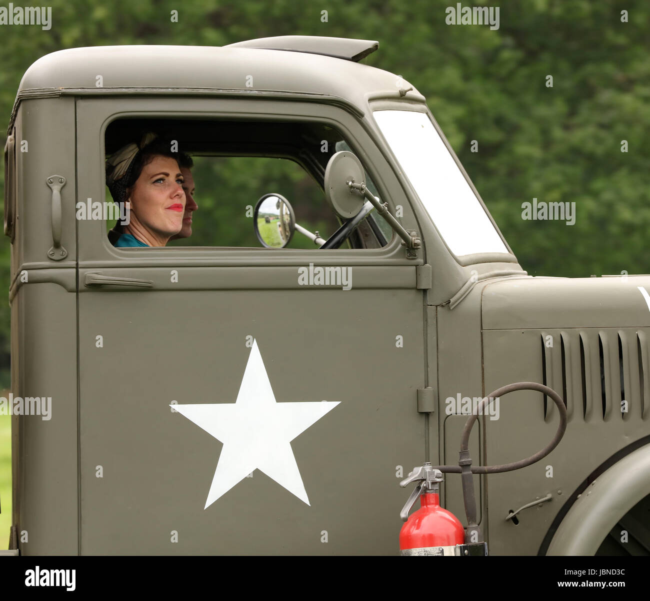 10. Juni 2017 - hübsche junge Frau in einer amerikanischen Militär-LKW aus den 1940er Jahren. Krieg und Frieden zeigen bei Wraxall im Norden Somerset.Engalnd. Stockfoto