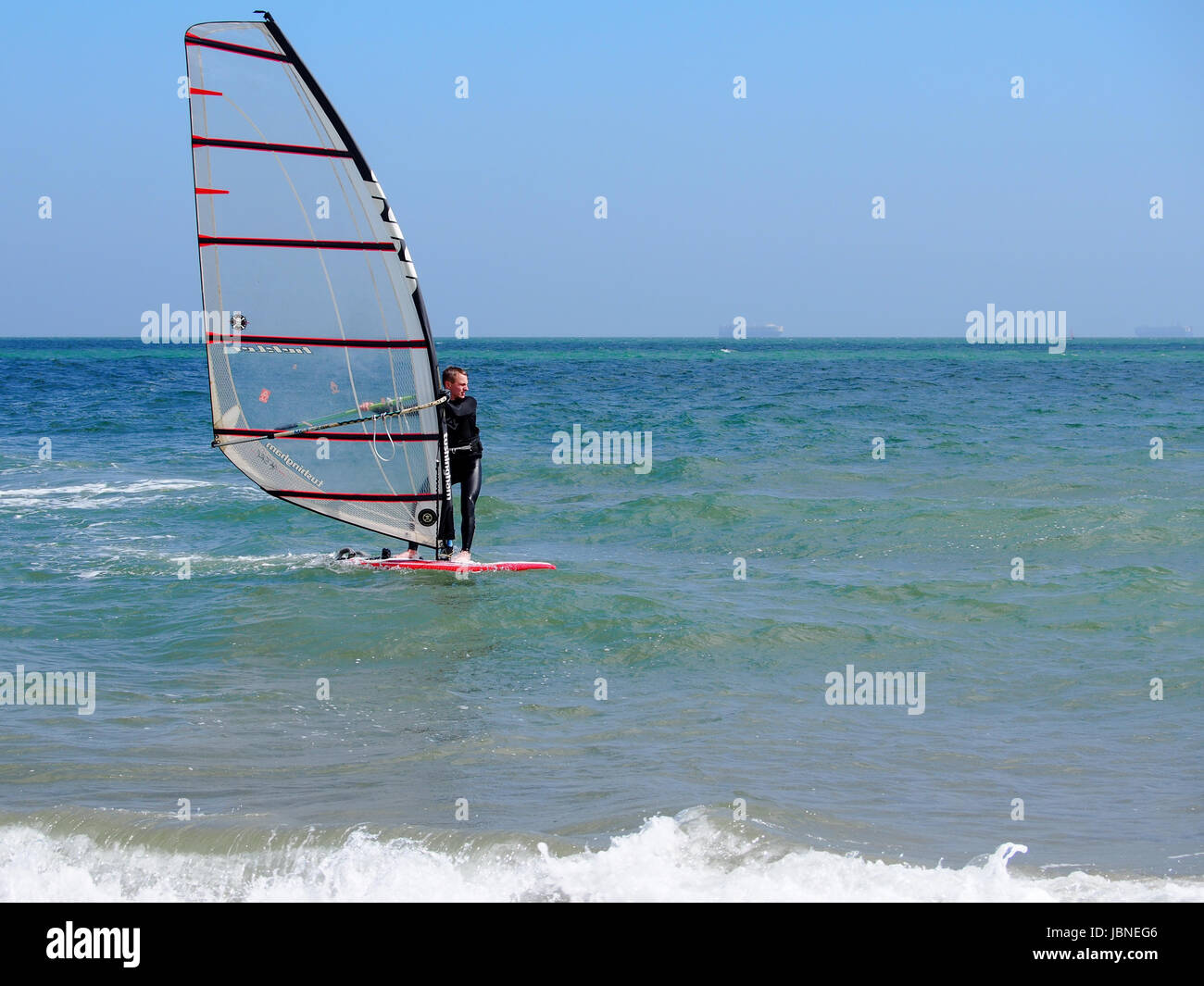 Ein Windsurfer vor der Küste von Sandown auf der Isle Of Wight Stockfoto