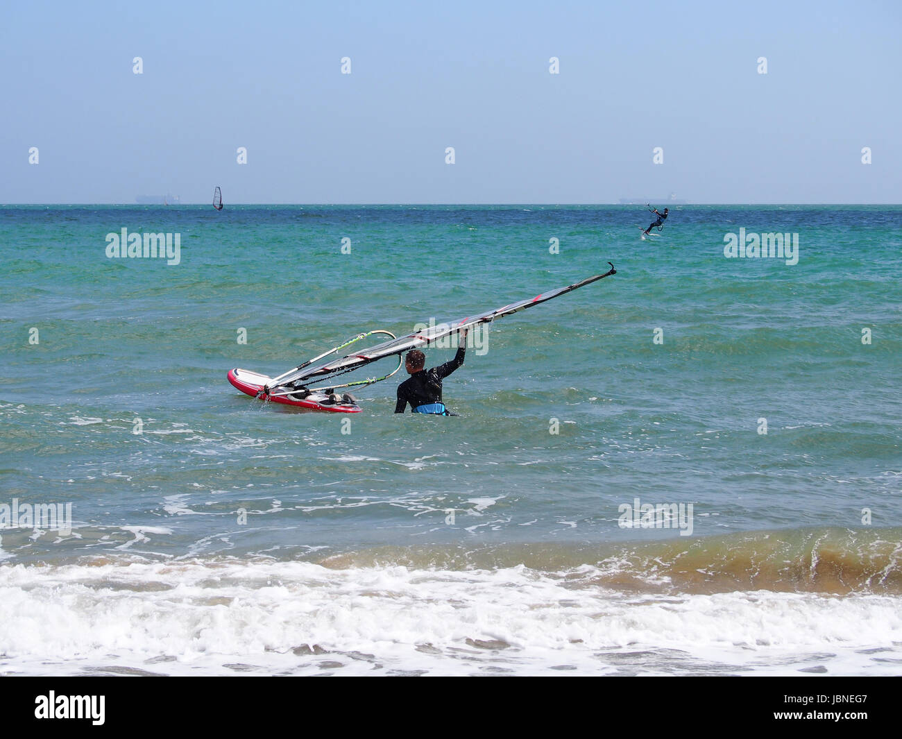 Ein Windsurfer vor der Küste von Sandown auf der Isle Of Wight Stockfoto