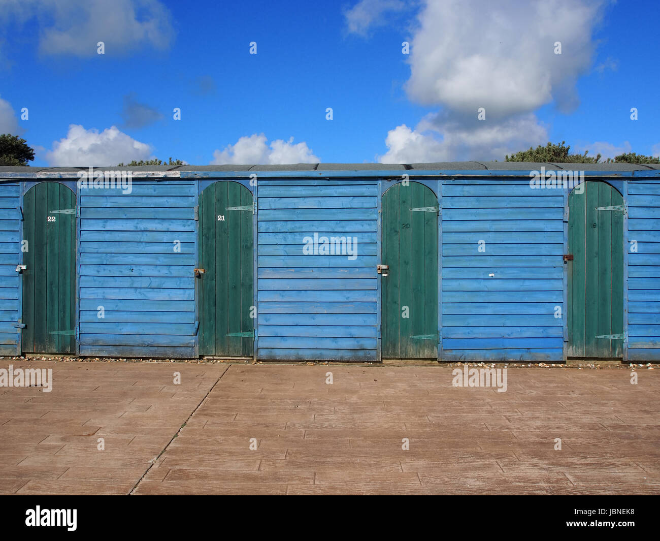 Strandhütten entlang der Deck und der Promenade am Strand von St Helens auf der Isle Of Wight, England Stockfoto